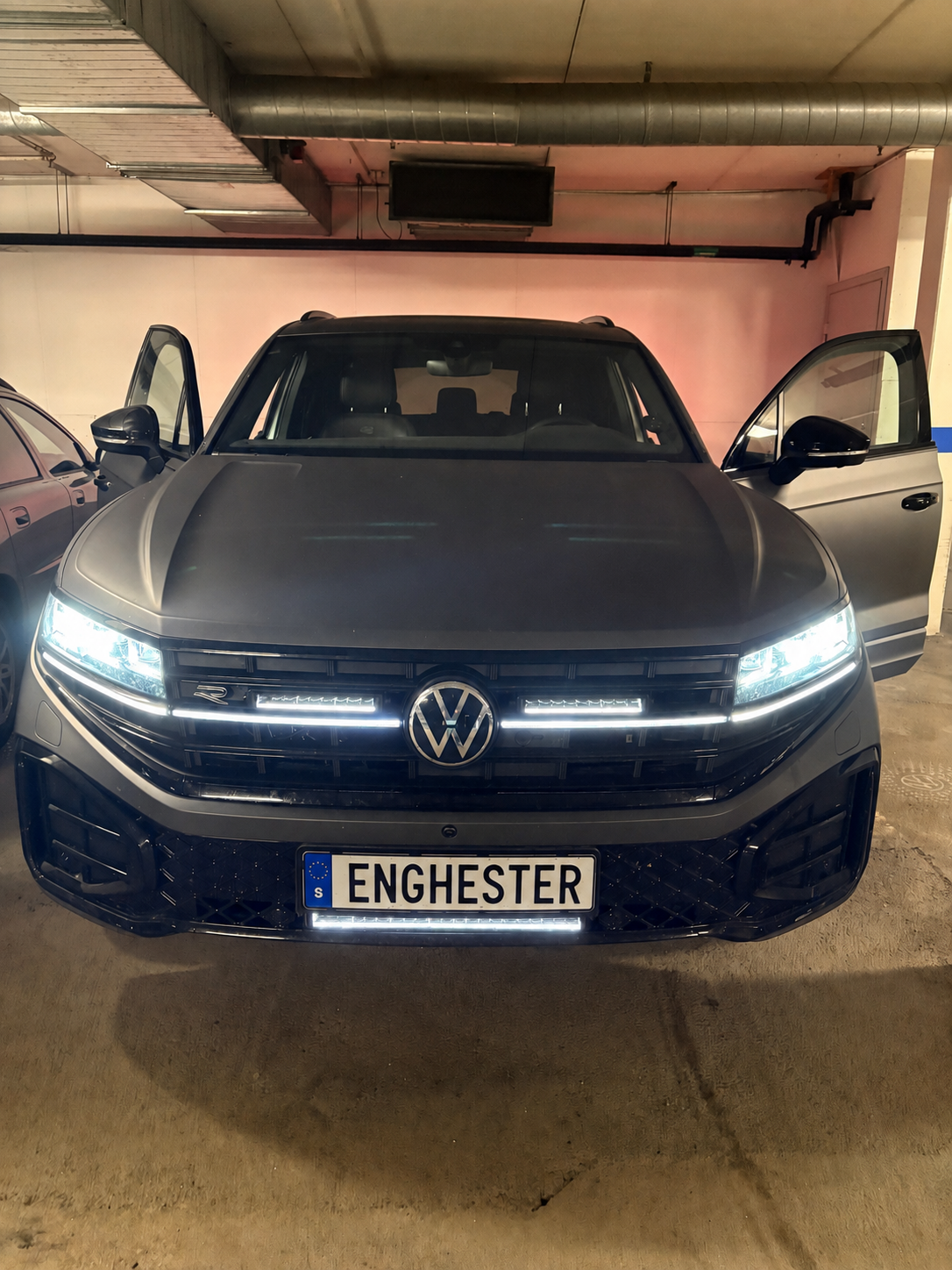 VW Touareg R – Integrerade ledramper, skräddarsydda fästen tillverkade