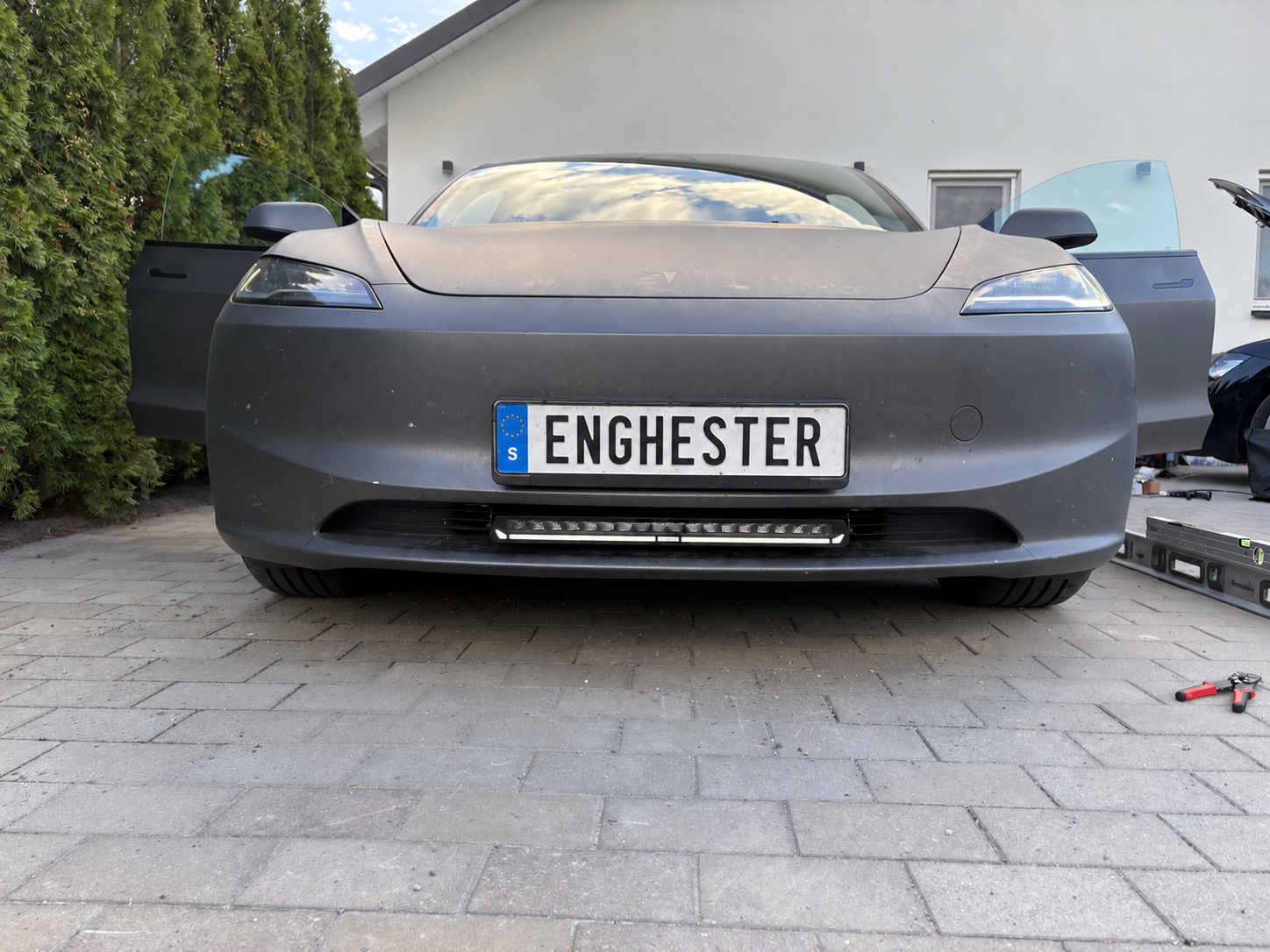 Tesla Model 3 – Integrerad LED-ramp i front