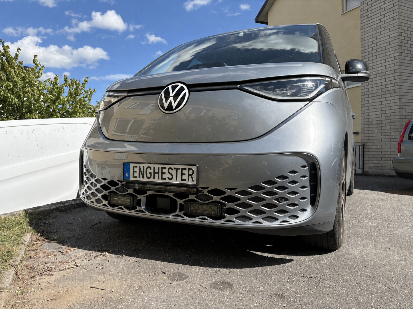 VW ID.Buzz – Integrerade extraljus i front, tillverkning av skräddarsydda fästen