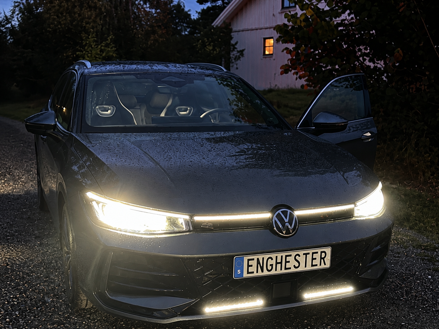 VW Golf R – Integrerade extraljus, tillverkning av skräddarsydda fästen